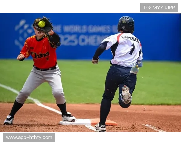 成都世运会男子垒球赛因装备延误推迟，技术官员中暑暂停比赛