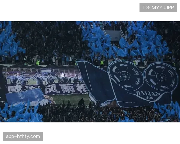 现场直击：里尔球迷用巨大Tifo展示球队经典反击路线图